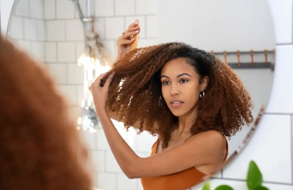 Démangeaisons, manque d’éclat, cheveux en berne… Voici comment savoir si votre shampoing est périmé