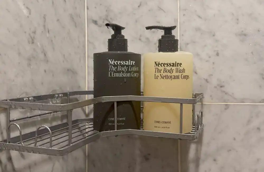 Nous utilisons le gel douche Nécessaire depuis plus de 5 ans et nous ne nous en lassons toujours pas.