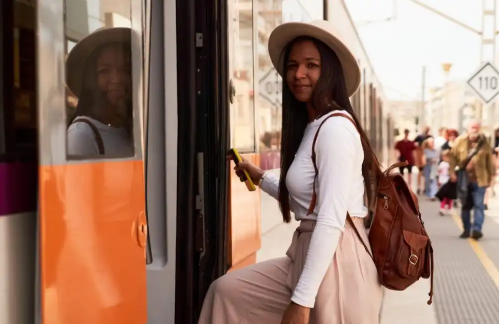 Sur la Route des Étoffes : Un Road Trip en Mercedes Vintage