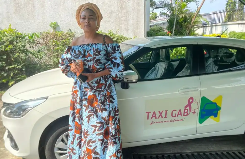 Le volant de sa liberté : l’itinéraire déterminé de Syntia, taxiwoman.